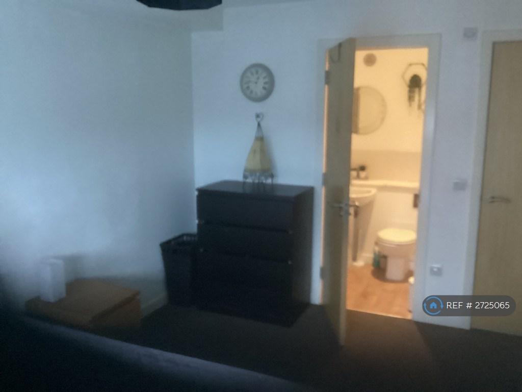 Main Bedroom/ En-Suite