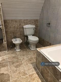 1 bedroom in a house share to rent, Hook Rise North, Surbiton, KT6