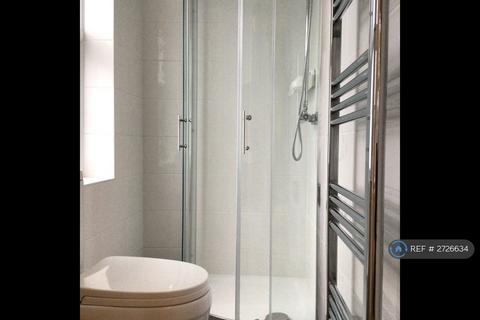 3 bedroom maisonette to rent, Russell Lane, London, N20