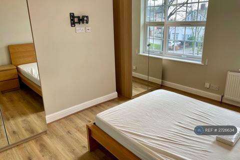 3 bedroom maisonette to rent, Russell Lane, London, N20