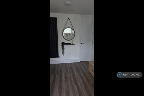 3 bedroom flat to rent, Crownstone Road, London, SW2