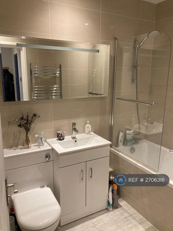 Modern Bathroom With Anti Fog Mirror