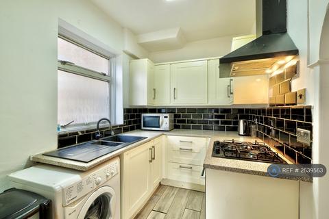 3 bedroom semi-detached house to rent, Beavers Lane, Hounslow, TW4