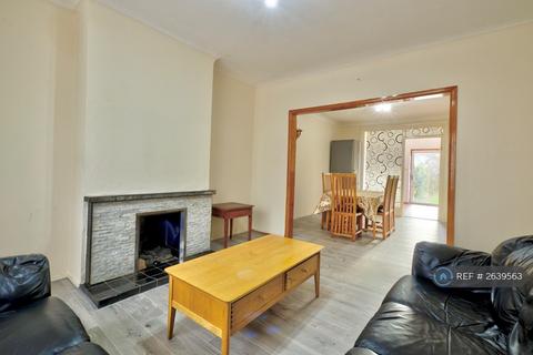 3 bedroom semi-detached house to rent, Beavers Lane, Hounslow, TW4