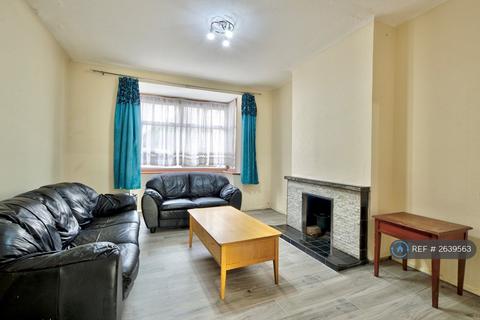 3 bedroom semi-detached house to rent, Beavers Lane, Hounslow, TW4