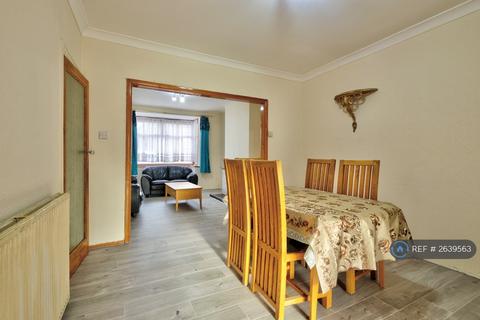 3 bedroom semi-detached house to rent, Beavers Lane, Hounslow, TW4