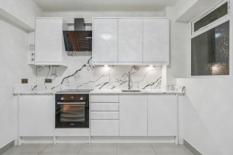 3 bedroom flat to rent, Lancaster Gate, London, W2.