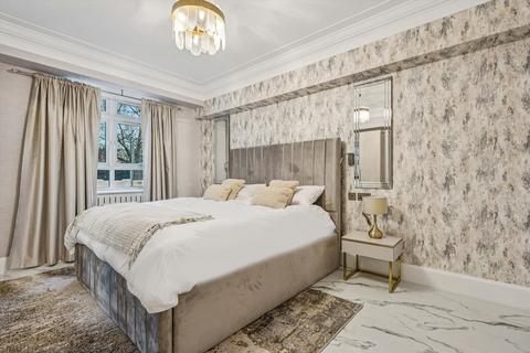 3 bedroom flat to rent, Lancaster Gate, London, W2.
