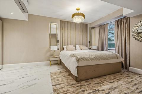 3 bedroom flat to rent, Lancaster Gate, London, W2.
