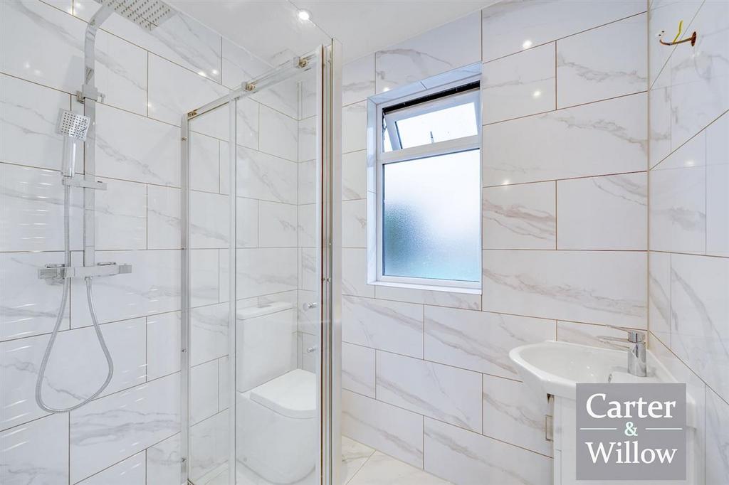 En suite shower