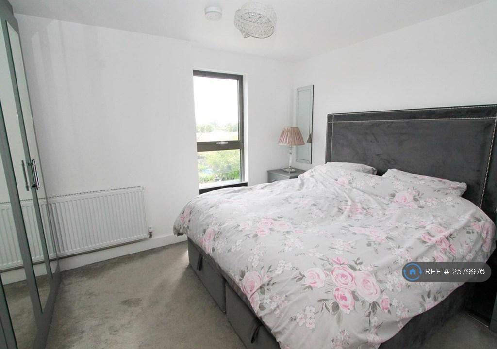 ?? Main Bedroom - Angle 4