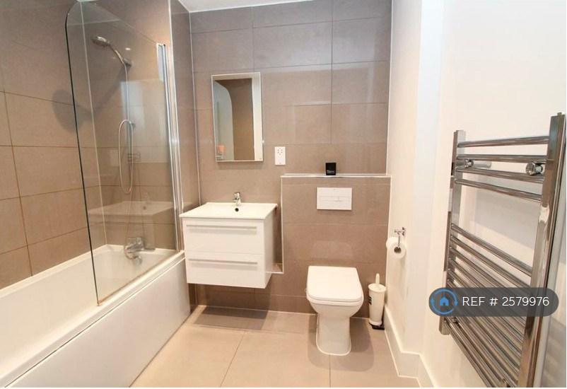?? Bathroom With Full Amenities