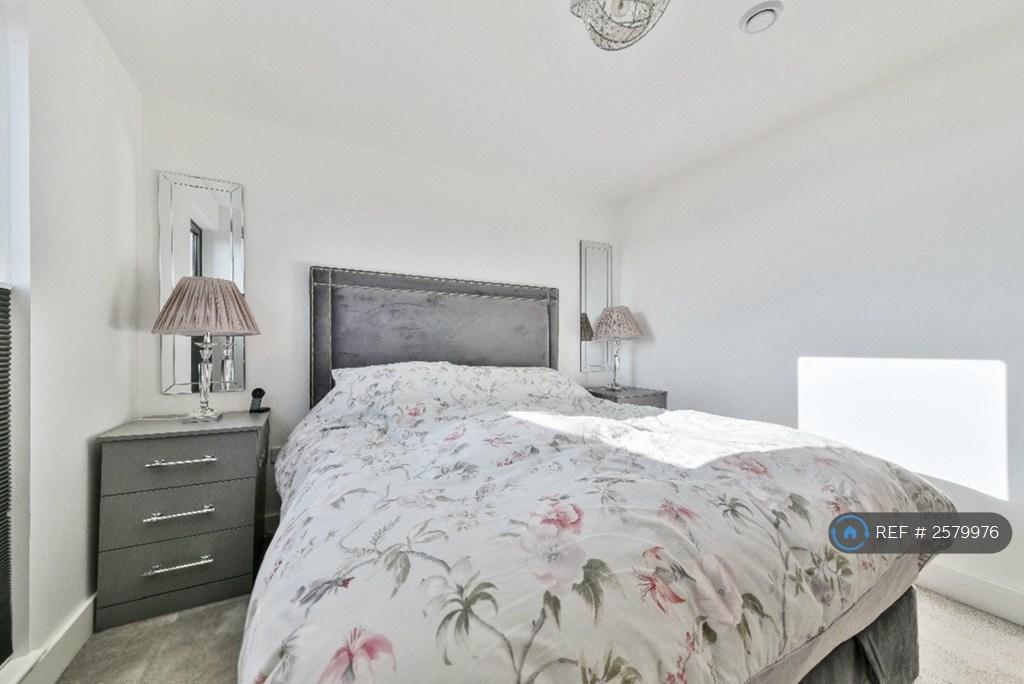 ?? Main Bedroom - Natural Light