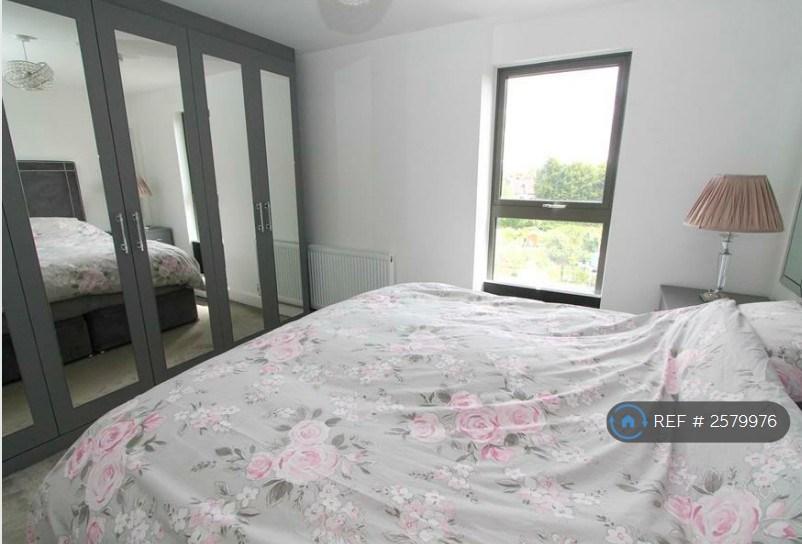 ?? Main Bedroom - Built-In Wardrobes