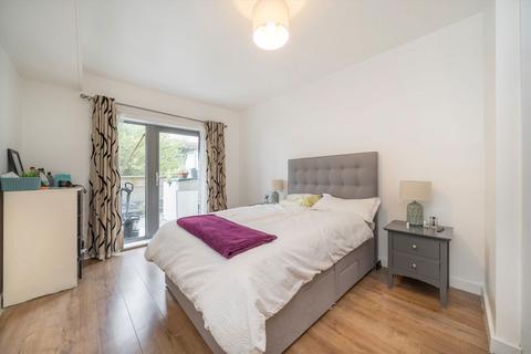 3 bedroom flat to rent, Barking Road, London E16