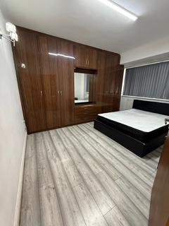 2 bedroom flat to rent, Thorncliffe Road, Southall UB2