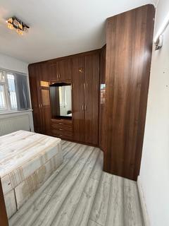 2 bedroom flat to rent, Thorncliffe Road, Southall UB2