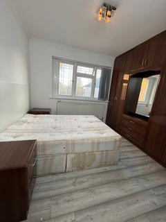 2 bedroom flat to rent, Thorncliffe Road, Southall UB2
