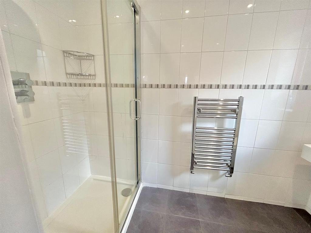 Ensuite 2.jpg