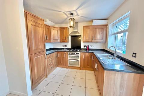 3 bedroom detached house for sale, Bexhill Drive, Leigh