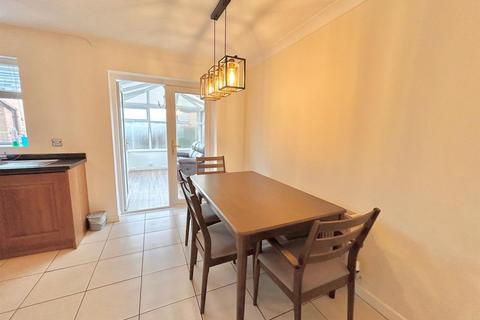 3 bedroom detached house for sale, Bexhill Drive, Leigh