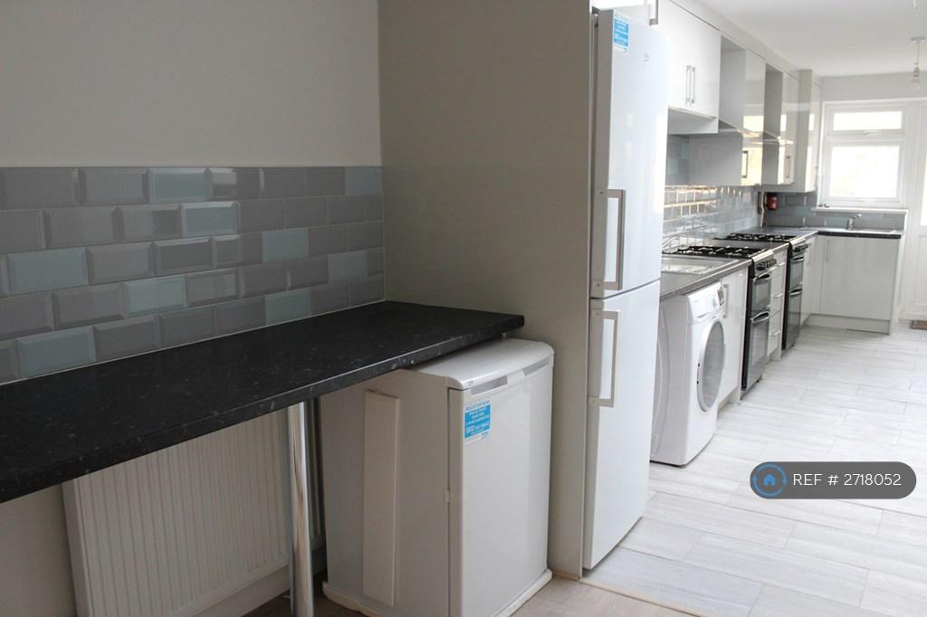 Kitchen &amp; Breakfast Bar