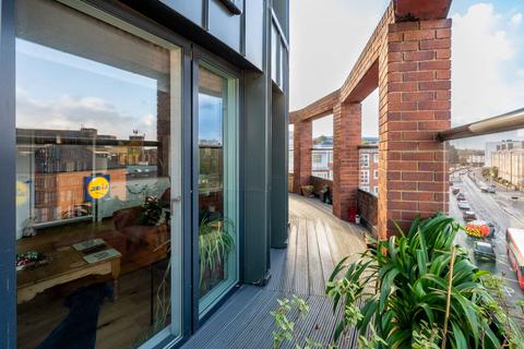 3 bedroom flat for sale, Coombe Road, Kingston, Kingston Upon Thames, KT2