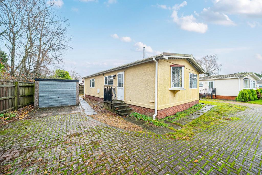 DETACHED GARAGE & PARKING.jpg