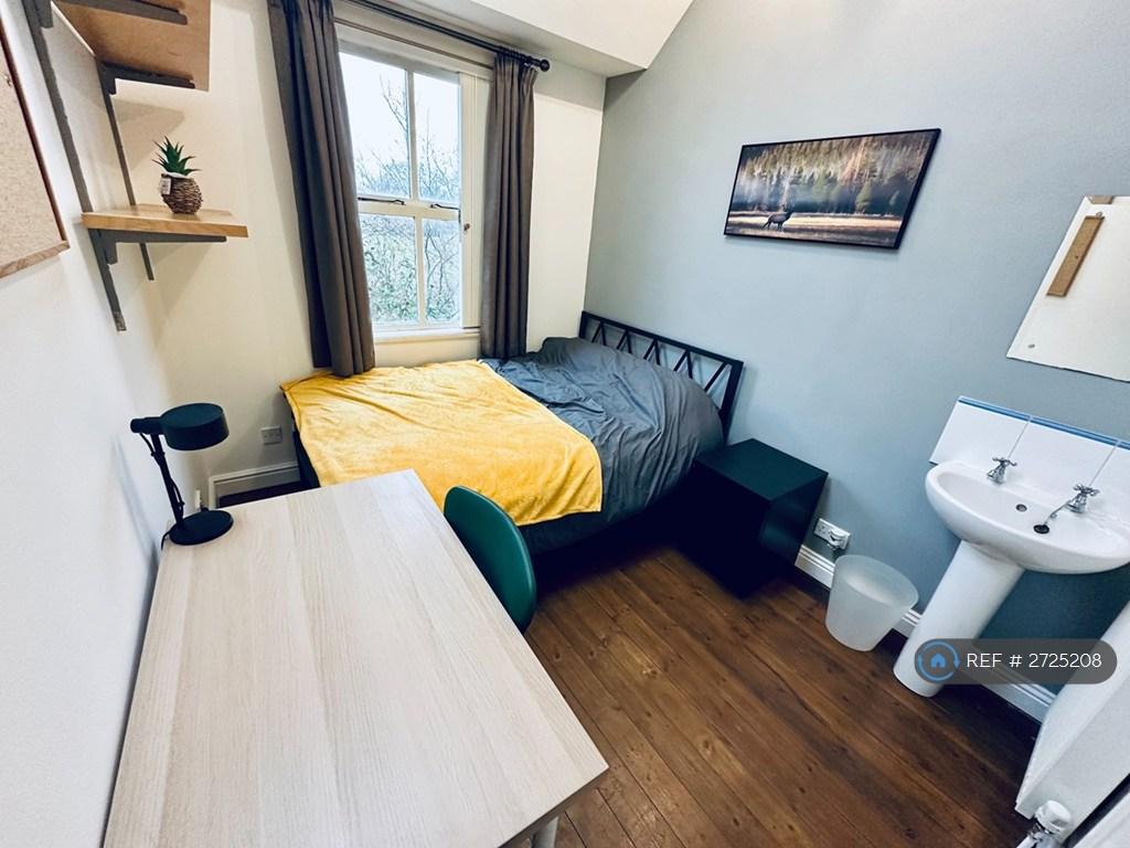 Med Room - With Sink Reduced* £550 Pcm