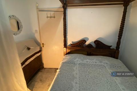 1 bedroom in a flat share to rent, Gordon Road, London, N3