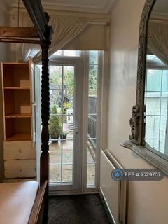 1 bedroom in a flat share to rent, Gordon Road, London, N3