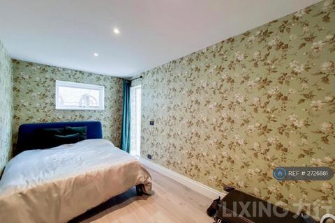 3 bedroom flat to rent, London, London, SW5