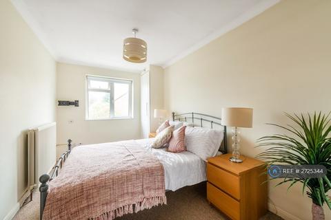 1 bedroom in a house share to rent, Anderson Drive, Ashford, TW15