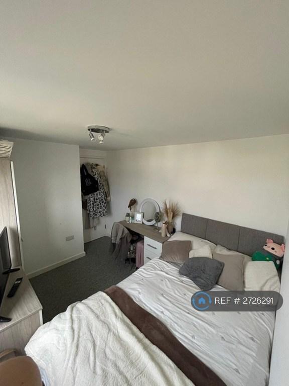 Room e