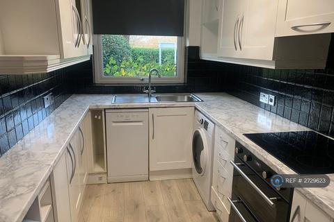 2 bedroom flat to rent, Heath Court, London, E11