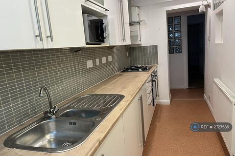 2 bedroom flat to rent, Clarence Square, Brighton, BN1