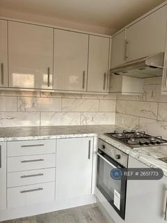 2 bedroom maisonette to rent, Pembury Court, Harlington, Hayes, UB3