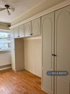2 bedroom maisonette to rent, Pembury Court, Harlington, Hayes, UB3