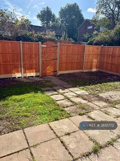 2 bedroom maisonette to rent, Pembury Court, Harlington, Hayes, UB3