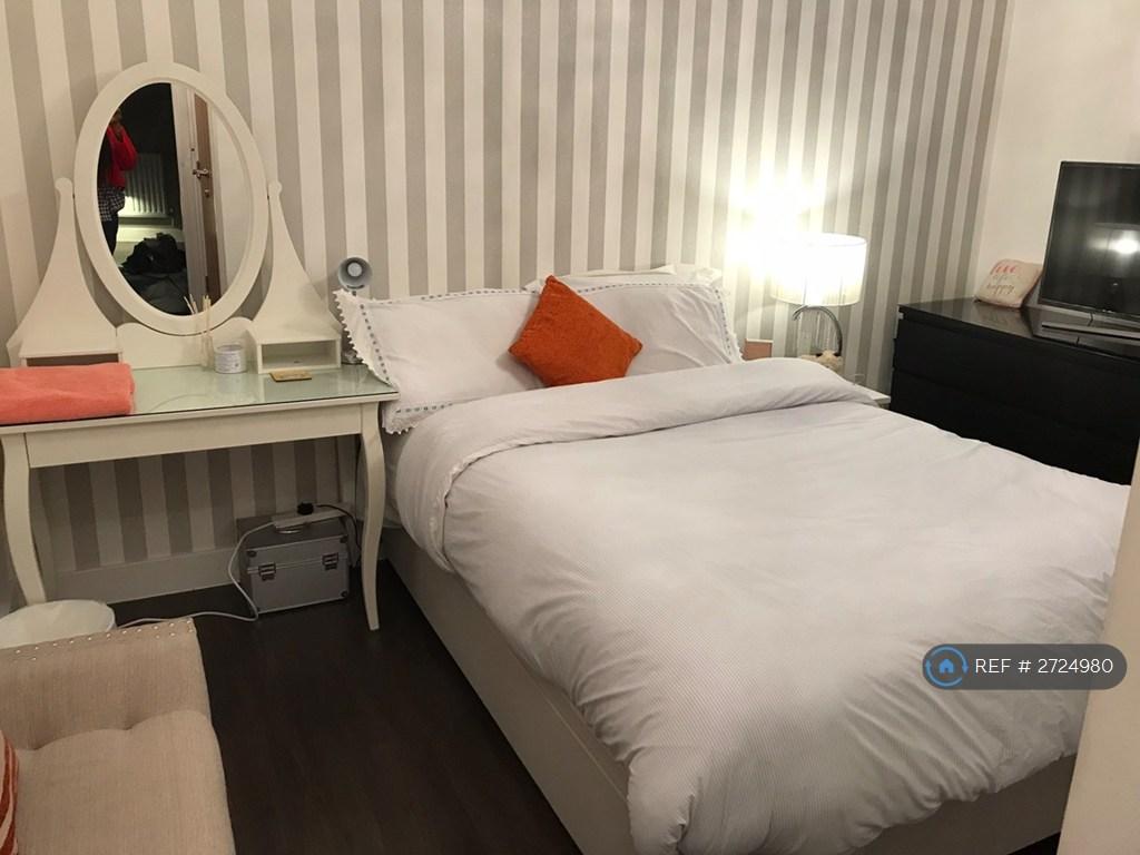 Master Bedroom With Immaculate En-Suite Bathroom