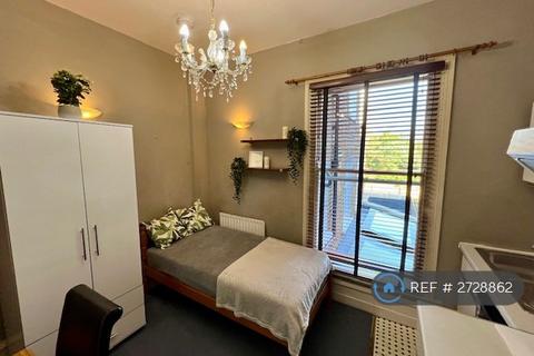Studio to rent, Sulgrave Road, London, W6