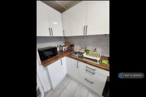 1 bedroom in a house share to rent, Eyhurst Close, London, NW2