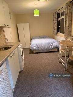 Studio to rent, Grenoble Gardens, London, N13