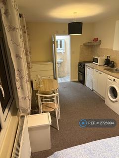 Studio to rent, Grenoble Gardens, London, N13