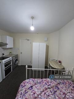 Studio to rent, Grenoble Gardens, London, N13