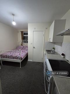 Studio to rent, Grenoble Gardens, London, N13
