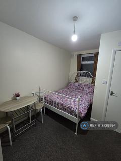 Studio to rent, Grenoble Gardens, London, N13