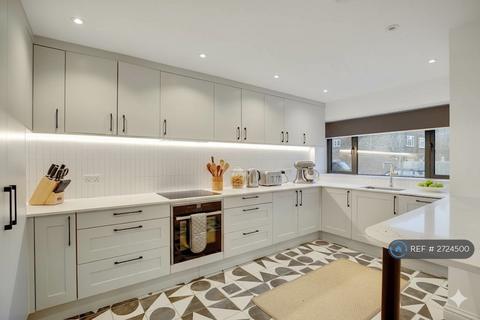 4 bedroom terraced house to rent, Ravensdale Gardens, London, SE19