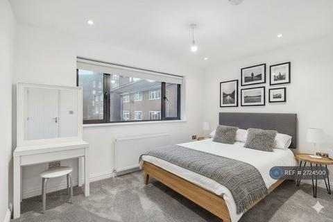 4 bedroom terraced house to rent, Ravensdale Gardens, London, SE19