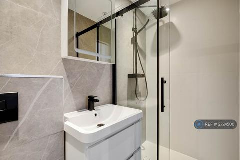 4 bedroom terraced house to rent, Ravensdale Gardens, London, SE19